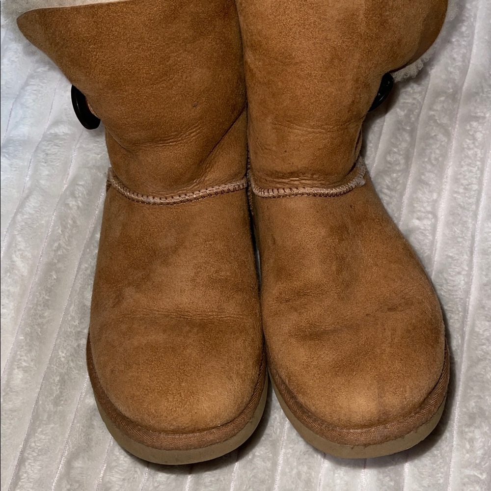 UGG Bailey Button II | Size 7 - image 4